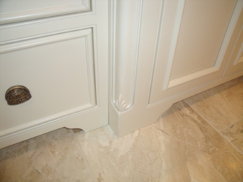 Furniture Corner with Cutout on Base Cabinets