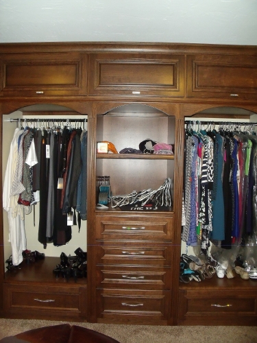 CUSTOM CLOSET